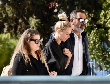 Συντετριμμένη η Βικτωρία Καρύδα στην κηδεία του Γιάννη Μακρή που δολοφονήθηκε στη Βούλα (βίντεο-φωτο)